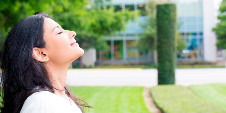 Donna respira aria pulita e purificata