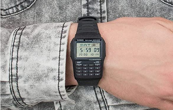 orologio casio con calcolatrice indossato da un uomo