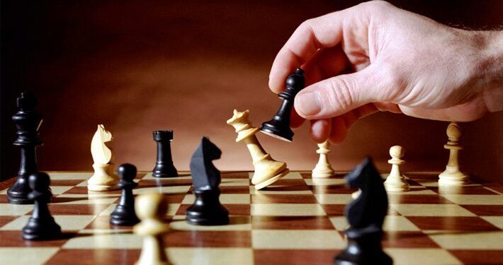 mano gioca con gli scacchi qualità prezzo