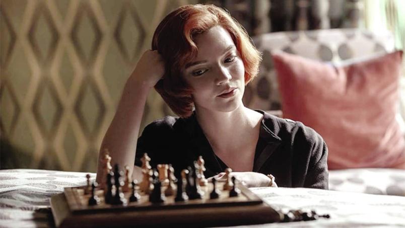 la regina degli scacchi in un frame della serie tv netflix