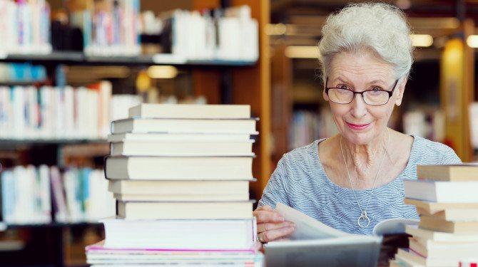 donna anziana legge libri per anziani su qualità prezzo