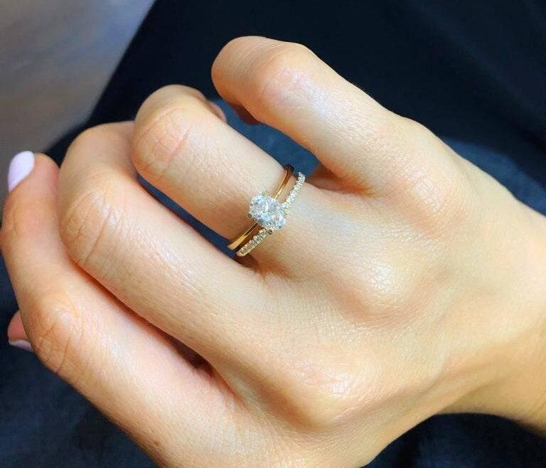 anello con diamante nel dito anulare di una donna