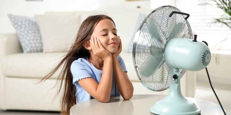 bambina si rinfresca con ventilatore con timer su qualità prezzo