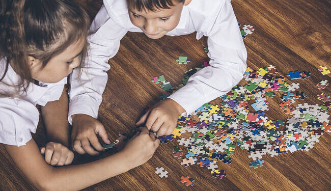 bambini giocano con le tessere di un puzzle acquistato per qualità prezzo
