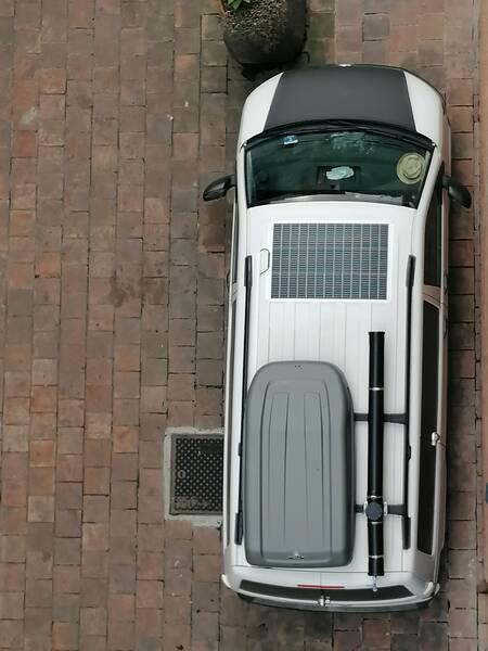 furgone camperizzato con pannello solare sul tetto